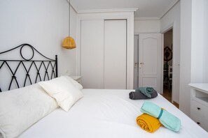 2 bedrooms, desk, WiFi, bed sheets