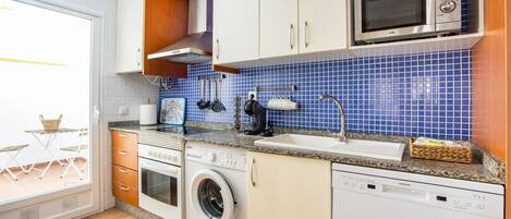 Een koelkast, een microgolfoven, een oven, een vaatwasser