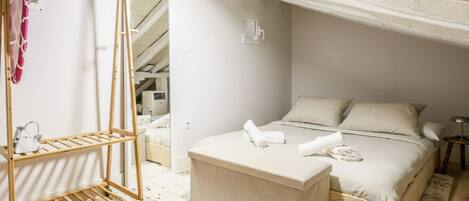 1 bedroom, desk, WiFi