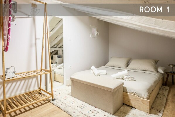 1 bedroom, desk, WiFi