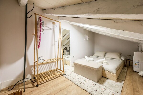 1 bedroom, desk, WiFi