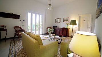 Nhà | Phòng khách | TV 35-inch có truyền hình kỹ thuật số