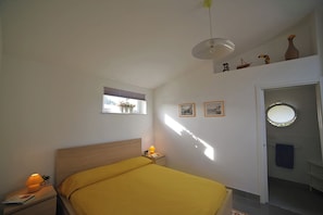 House | 4 bedrooms, iron/ironing board, free WiFi, bed sheets