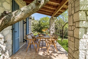 Outdoor dining - Wellbeing Villa at Apanema Mindfulness Lefkada (Asprogerakata)