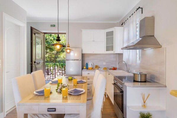 Fridge, oven, stovetop, coffee/tea maker