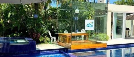 2 piscines extérieures, parasols de plage, chaises longues