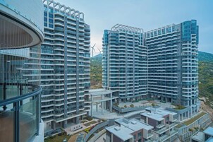 Un edificio residencial de gran altura con múltiples balcones y un diseño arquitectónico moderno.