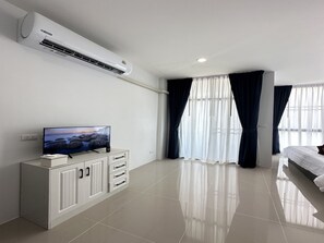 Habitación familiar | Minibar, escritorio, espacio para trabajar con un portátil y wifi gratis