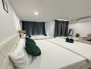 Habitación familiar | Minibar, escritorio, espacio para trabajar con un portátil y wifi gratis