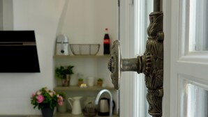 A kitchen with a sink, countertop, and decorative items. - Latin Quarter - Jardin des plantes (Paris)