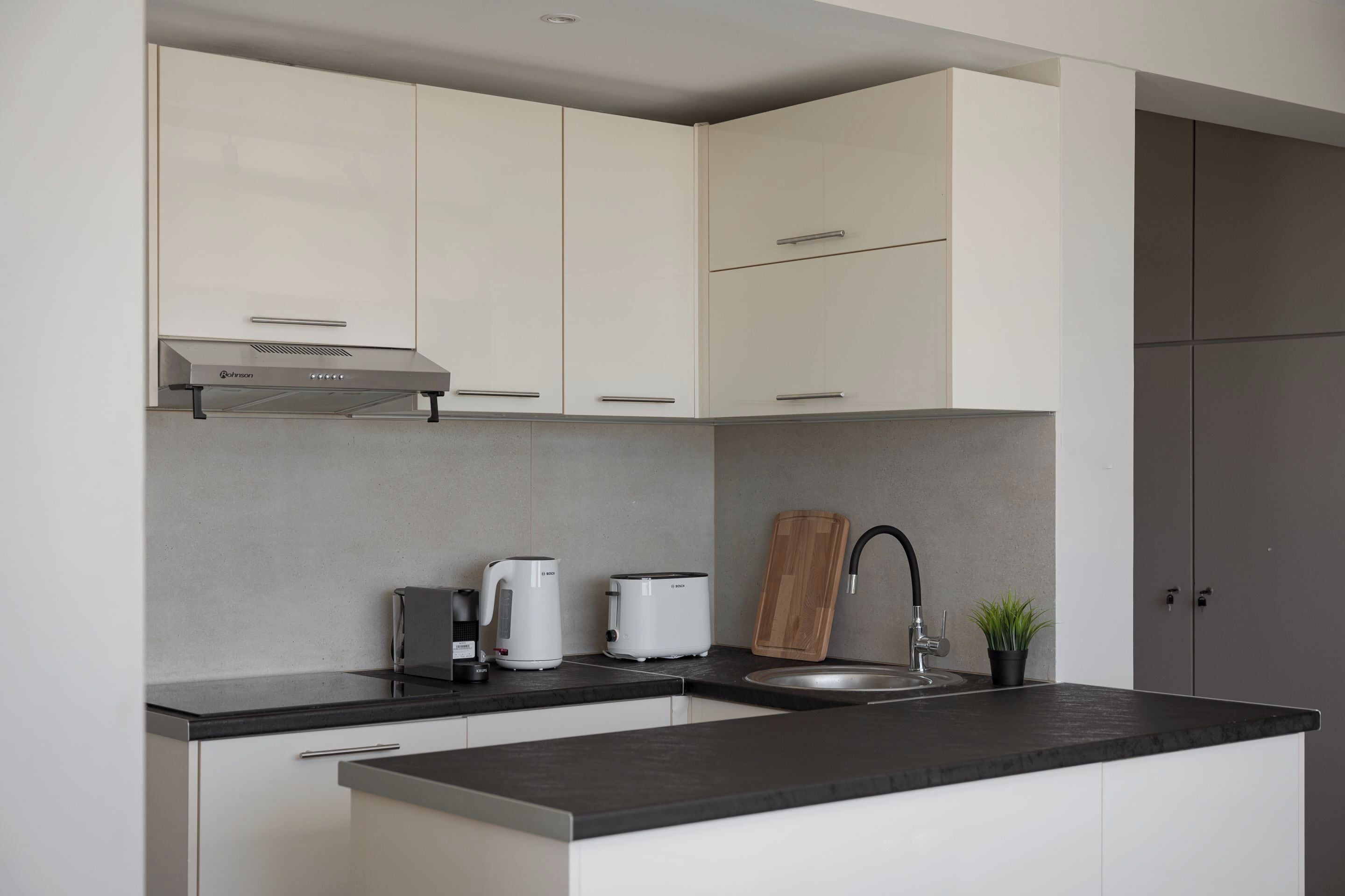 Apartamento superluxo | Cozinha privada | Geladeira, micro-ondas, cooktop, máquina de café expresso
