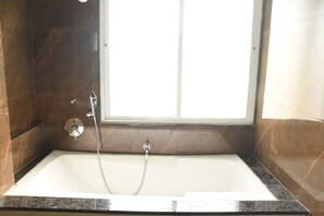 Ducha, cabezal de ducha tipo lluvia, jabón y champú