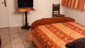 1 dormitori, planxa i posts de planxar, wifi i roba de llit