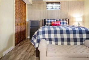3 bedrooms, in-room safe, travel crib, WiFi - Waterfront cottage in protected cove. Private dock. Close to sand bar!  (Naples)