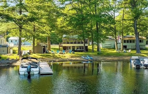 Waterfront cottage in protected cove. Private dock. Close to sand bar! 