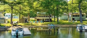 Waterfront cottage in protected cove. Private dock. Close to sand bar!