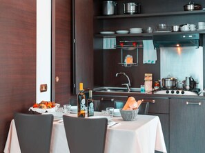 Kühlschrank, Mikrowelle, Hochstuhl, Kochgeschirr/Geschirr/Besteck