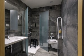 Tweepersoonskamer, 1 tweepersoonsbed, toegankelijk voor rolstoelgebruikers | Badkamer | Handdoeken