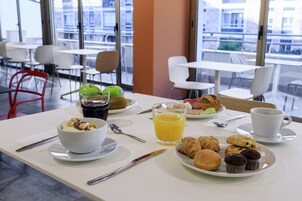 Desayuno buffet diario (EUR 7 por persona)
