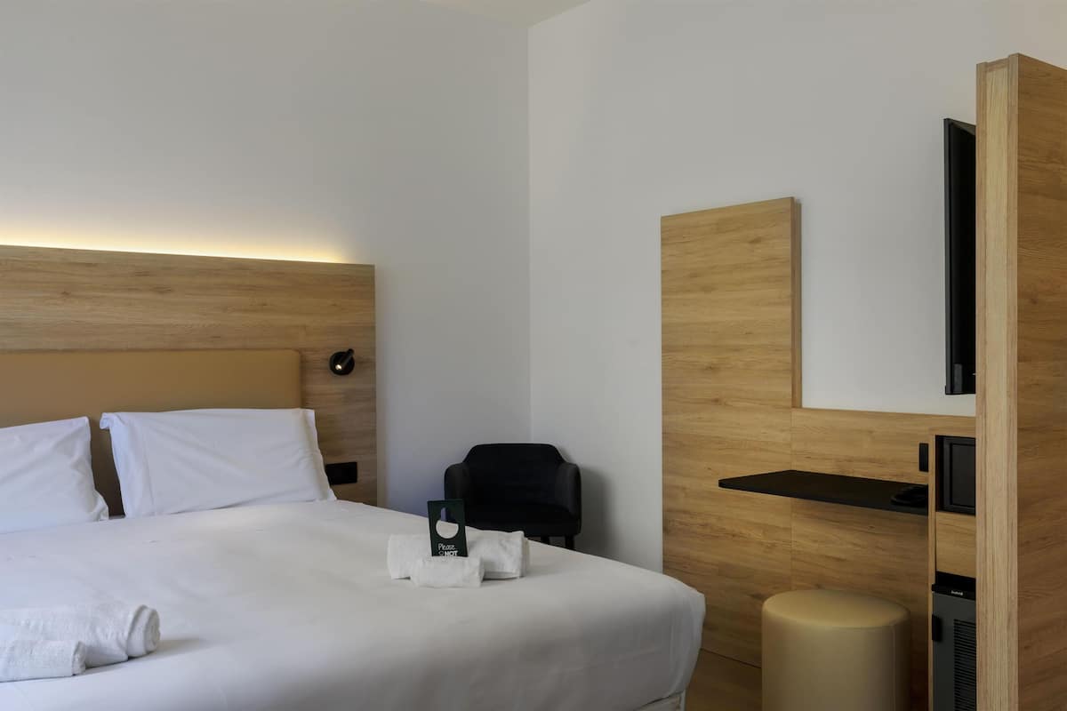 Triple Room, Non Smoking | Free WiFi, bed sheets