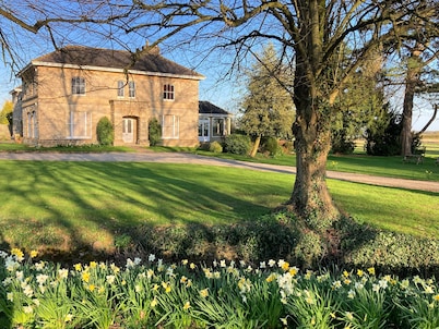 Shepherdshut-cotswolds-petfriendly-woodburner