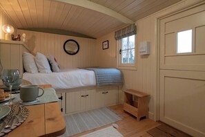 Cabin | 1 bedroom, bed sheets - Shepherdshut-hot Tub-cotswolds-petfriendly (Brackley)
