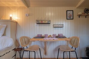 Dining - Shepherdshut-hot Tub-cotswolds-petfriendly (Brackley)