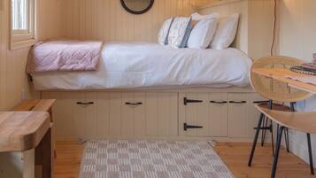 1 bedroom, bed sheets