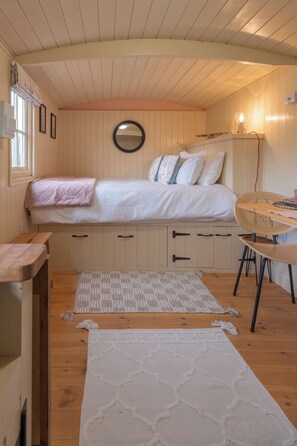 1 bedroom, bed sheets - Shepherdshut-hot Tub-cotswolds-petfriendly (Brackley)