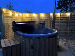 Outdoor spa tub - Shepherdshut-cotswolds-petfriendly-woodburner (Brackley)