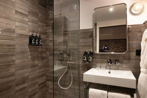Douche, sèche-cheveux, peignoirs, serviettes fournies