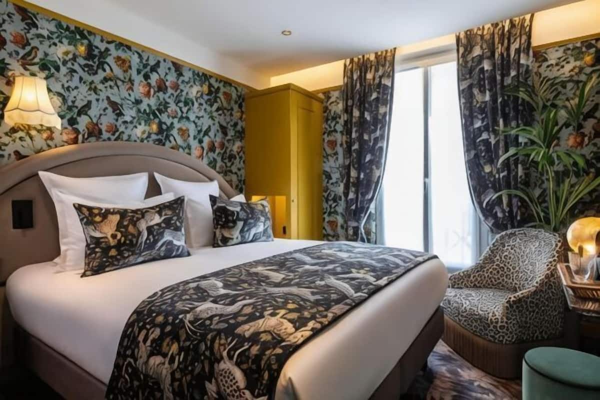 In-room safe, desk, laptop workspace, blackout curtains