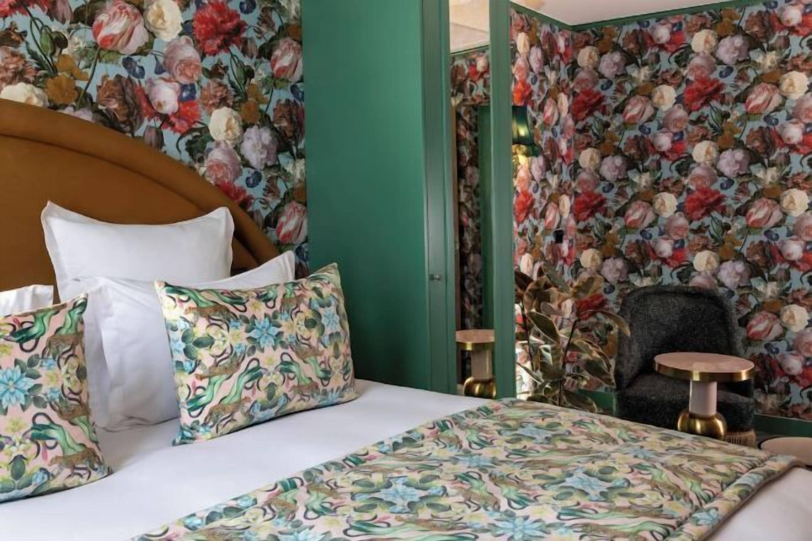 In-room safe, desk, laptop workspace, blackout drapes