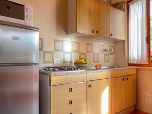 Kühlschrank, Mikrowelle, Hochstuhl