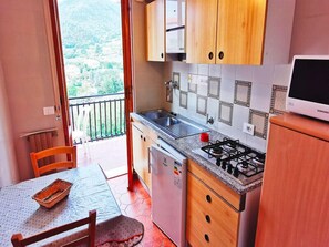 Kühlschrank, Mikrowelle, Hochstuhl