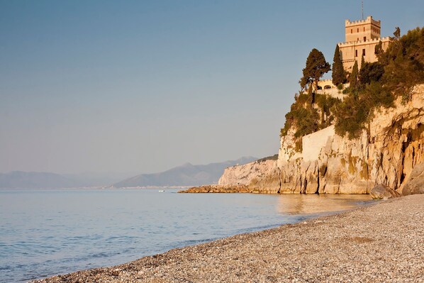 Una spiaggia nelle vicinanze