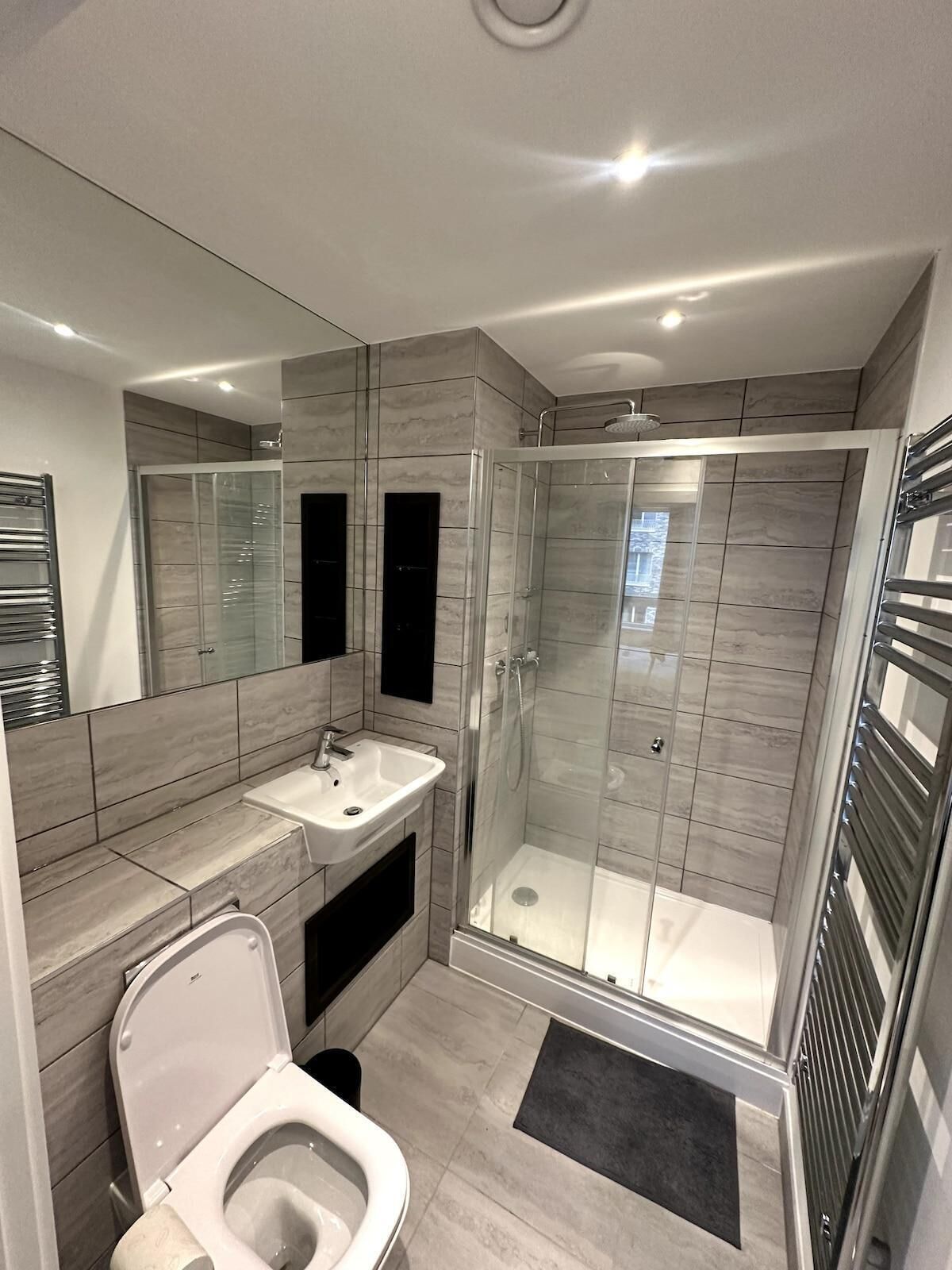 Apartment | Bathroom | Combined shower/bathtub, deep-soaking bathtub, towels