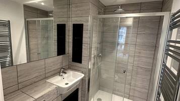 Apartment | Bathroom | Combined shower/bathtub, deep-soaking bathtub, towels