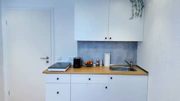 Fridge, stovetop, coffee/tea maker, electric kettle