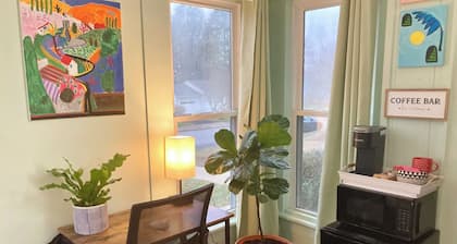 Peaceful Artsy Studio in Historic 1920's Home- 1 Min to ETSU and downtown JC