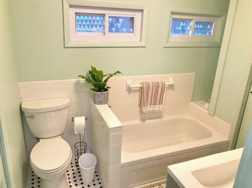Peaceful Artsy Studio in Historic 1920's Home- 1 Min to ETSU and downtown JC