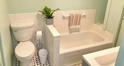 Peaceful Artsy Studio in Historic 1920's Home- 1 Min to ETSU and downtown JC