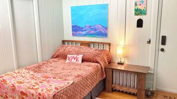1 bedroom, desk, iron/ironing board, WiFi