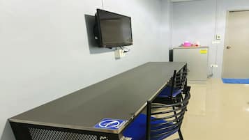 Kamar Double Standar | Minibar, meja kerja, ruang kerja ramah laptop, dan tirai kedap cahaya