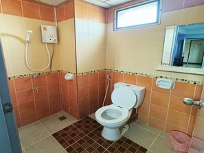 Shower, handuk,  dan tisu toilet