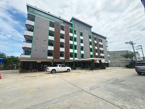 Front of property - OYO 75506 Ratchapruek Apartment Suphanburi  (Suphan Buri)