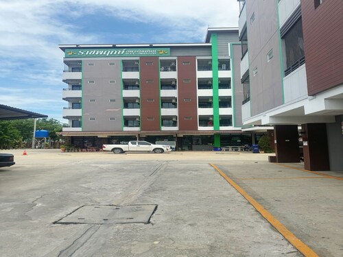 OYO 75506 Ratchapruek Apartment Suphanburi 