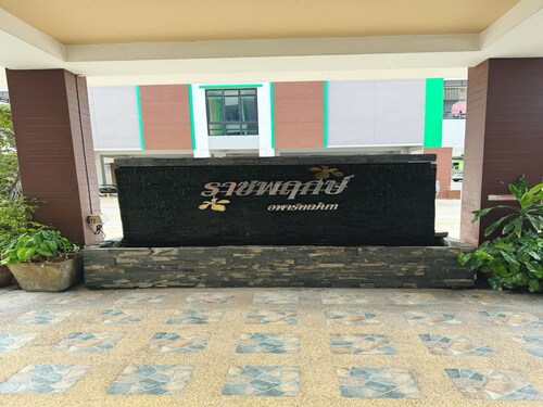 OYO 75506 Ratchapruek Apartment Suphanburi 