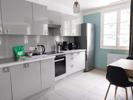 T4 - 9 pers. Centre et Thermes - Vue montagne | Private kitchen