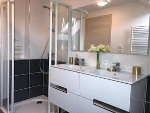 Douche, sèche-cheveux, serviettes fournies, savon
